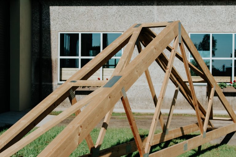 Read more about the article Ar ko atšķiras koka jumta kopnes no spārēm?